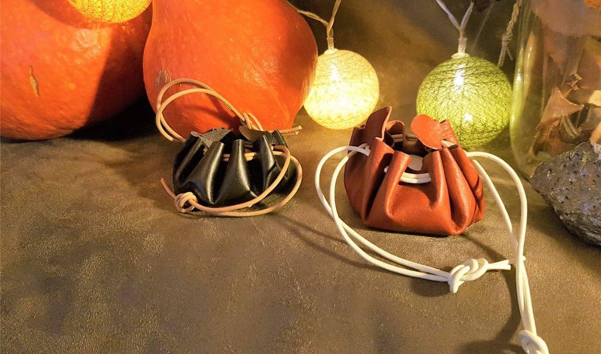 Bourse en cuir orange et noire créé avec le kit archéo-créatif