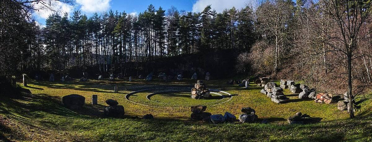 le géoscope formé d'un cercle de pierre avec un cairn au centre dans une clairière du bois