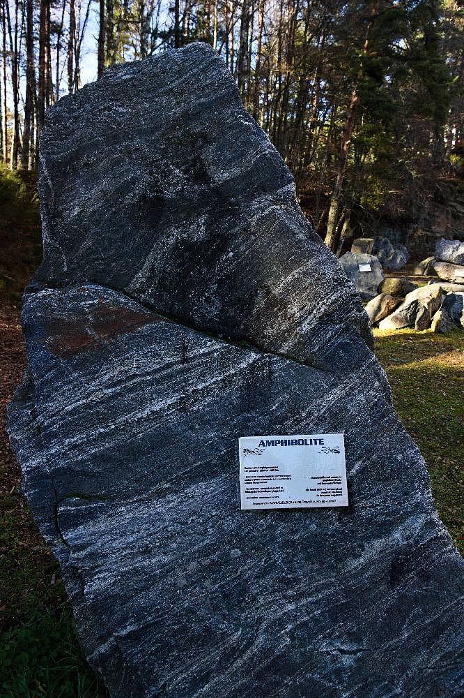 bloc d'amphibolite montrant des alternances de minéraux sombres et de minéraux blancs