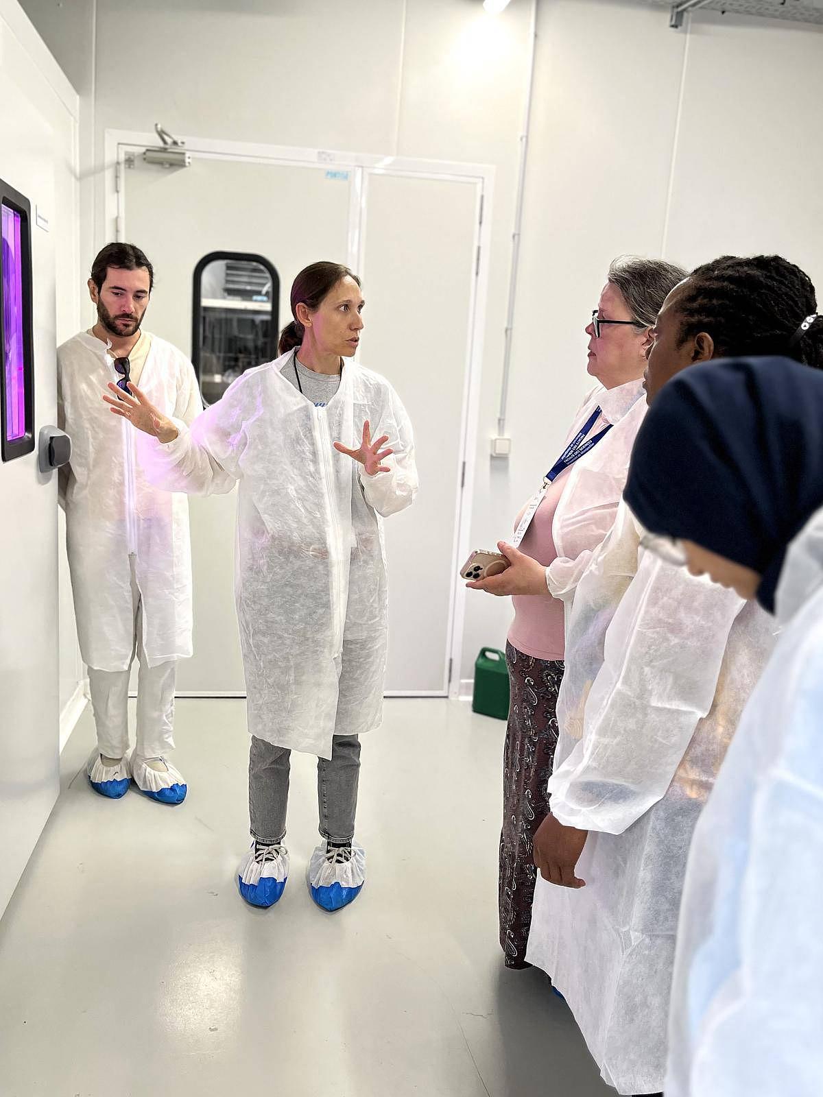Carole Gauron et Pierre Serin font visiter les chambres de culture des serres