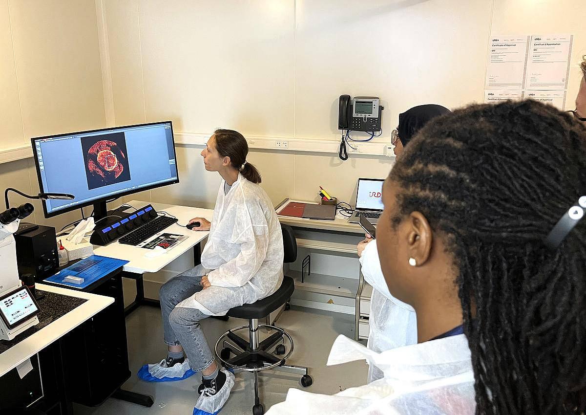 Carole Gauron fait une démonstration du microscope confocal